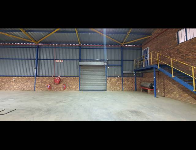 4,616M² WAREHOUSE TO LET IN CLAYVILLE